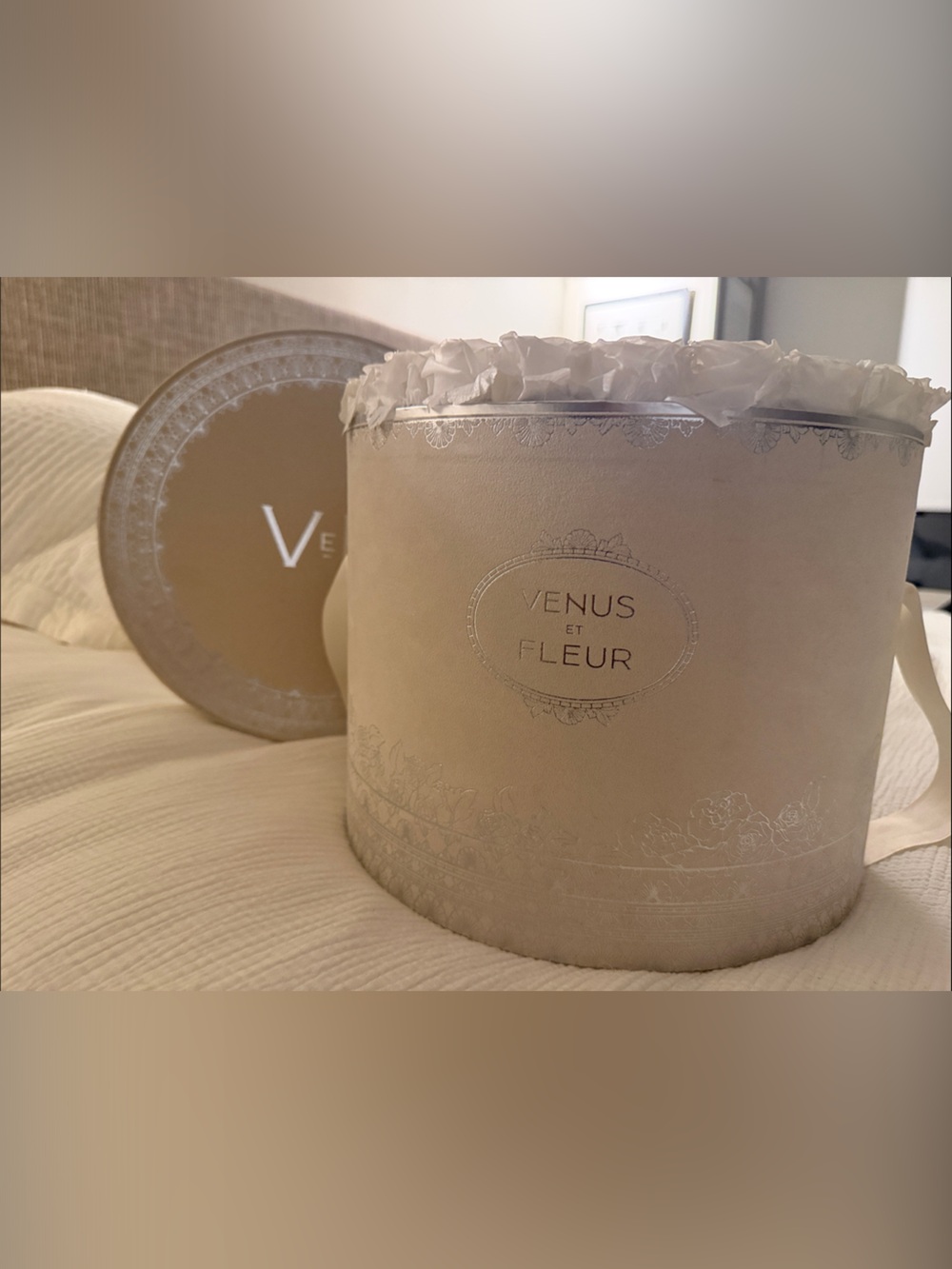 LARGE ROUND Venus et Fleur White Hatbox Arrangement